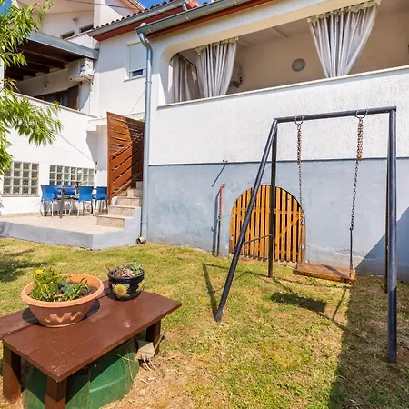 アパート Lora 2 プーラ