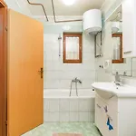 Lora 2 Apartment